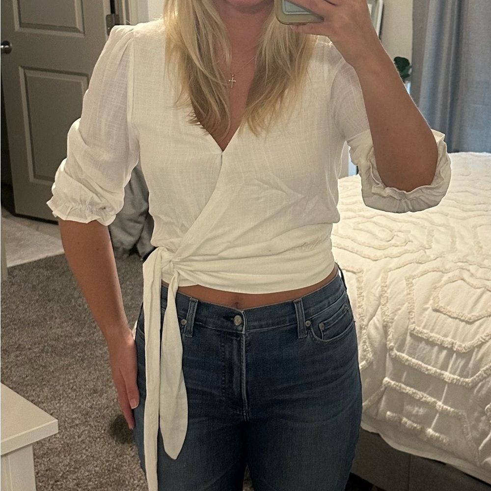 KOKO + MASON - white low v-neck with tie in front